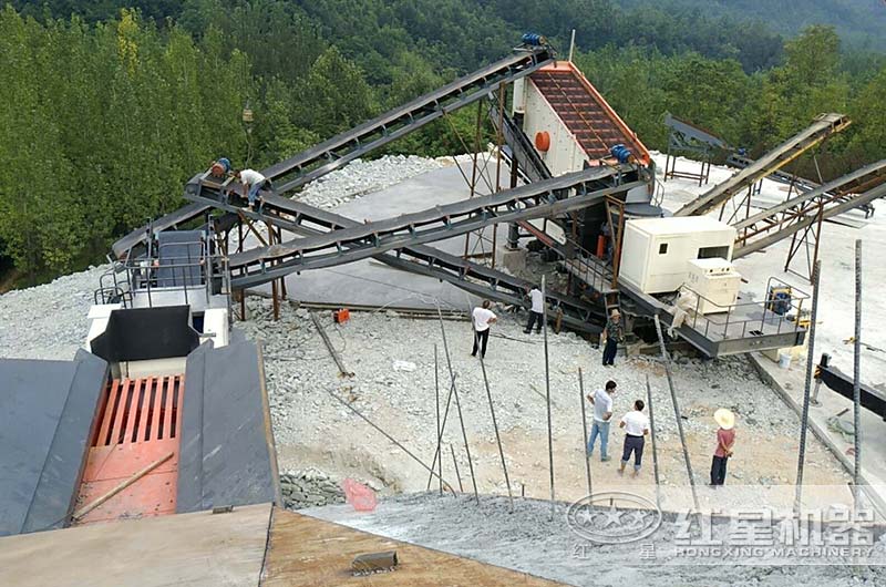 南陽客戶流動(dòng)山石破碎車生產(chǎn)現(xiàn)場(chǎng)